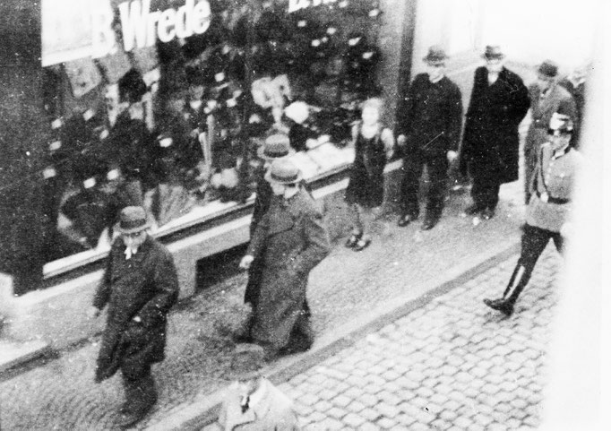 Verhaftung der jüdischen Kaufleute Alfred Cohn, Hermann Stern, Kurt Stern und Emil Stern in der Wasserstraße. (Fotoquelle: Ludwig Korte, Originale im Besitz von C. Laymann)