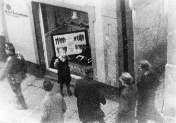 Verhaftung der jüdischen Kaufleute Alfred Cohn, Hermann Stern, Kurt Stern und Emil Stern in der Wasserstraße. (Fotoquelle: Ludwig Korte, Originale im Besitz von C. Laymann)