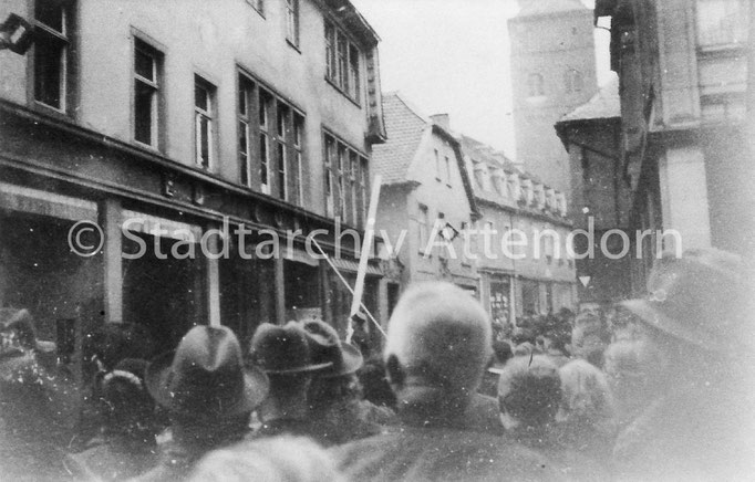 Zerstörung des Kaufhauses Cohn in der Wasserstraße. (Fotoquelle: Stadtarchiv Attendorn)