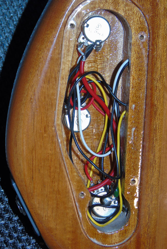 Da der Yamaha-Bass ohne Schalter auskommt, finden wir im Elektronikfach lediglich die 3 silbernen Potentiometer für die Klangregler. Das Fach erscheint dementsprechend "aufgeräumt". Eine dicke Lackschicht wehrt elektromagnetische Einstreungen von außen ab