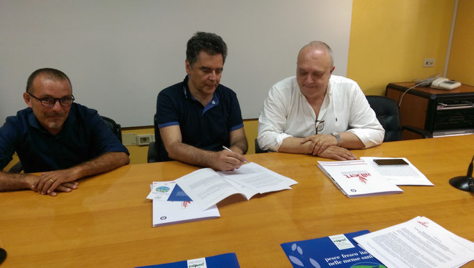 Firma del Protocollo di collaborazione fra Pier Luigi Gigliucci (direttore Sanitario Area Vasta2 di Macerata), Paolo Agostini (Albert Sas) e Simone Musciano (ELIOR Spa) gestore mense ospedaliere Macerata e Chiaravalle