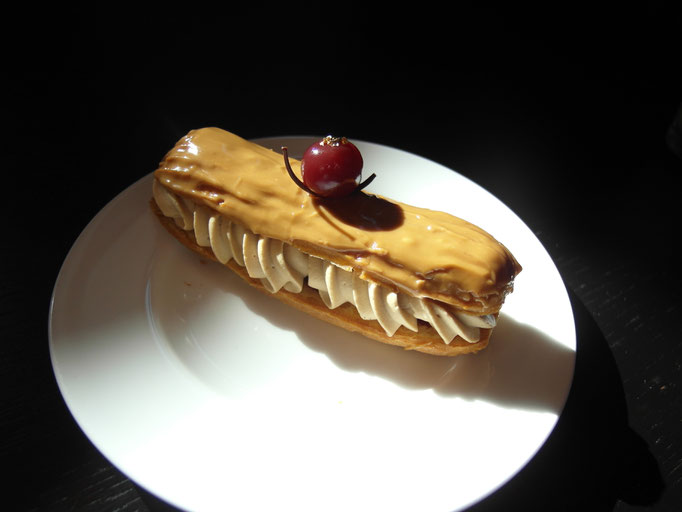 Mocca Eclair mit eingelgten Griotte Kirschen