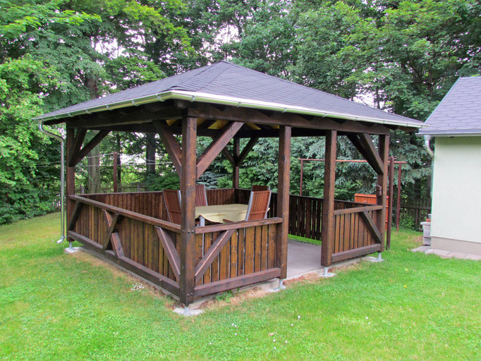 Pavillon mit Geländer