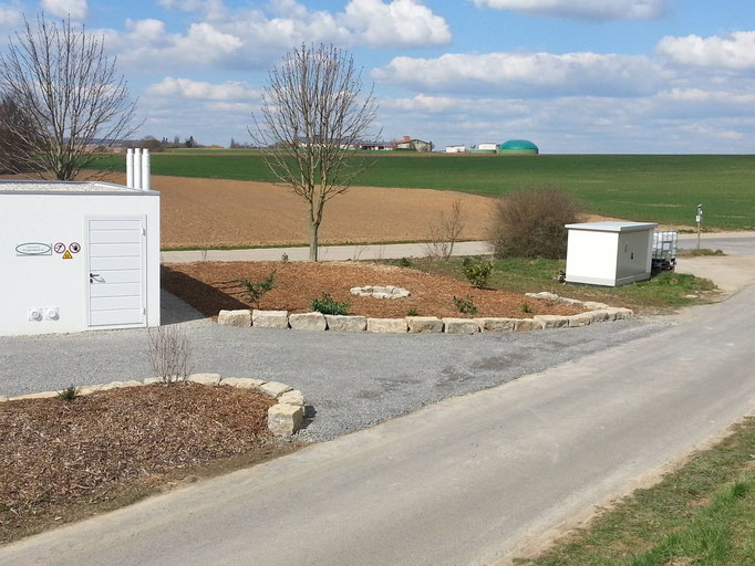 Einfahrt, Mittelspannungsstation und Biogasanlage im Hintergrund