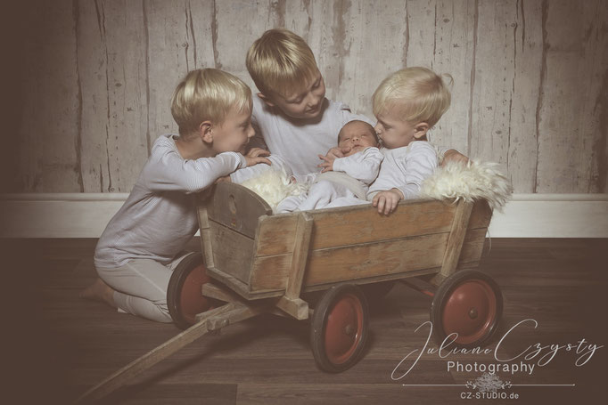 Liebevolle Newborn Fotos - Julianne Czysty, Fotostudio Landkreis ROW