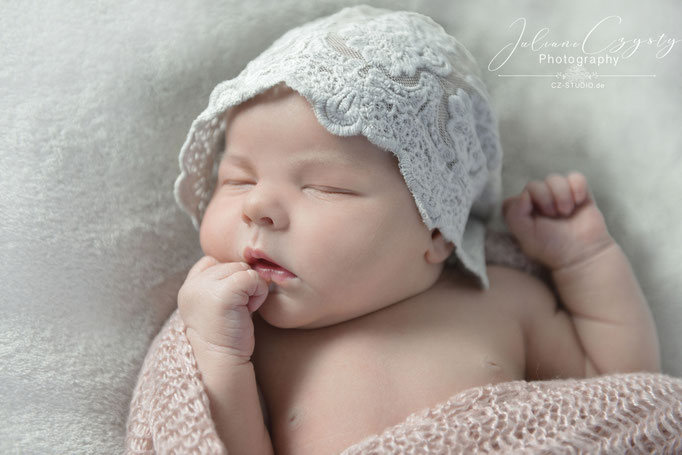 Liebevolle Newborn Fotos - Julianne Czysty, Fotostudio Landkreis ROW