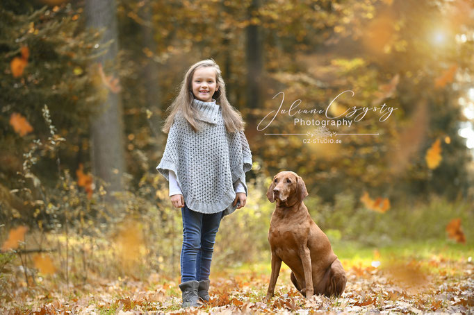 Kinder mit ihrem Haustier Outdoorshooting