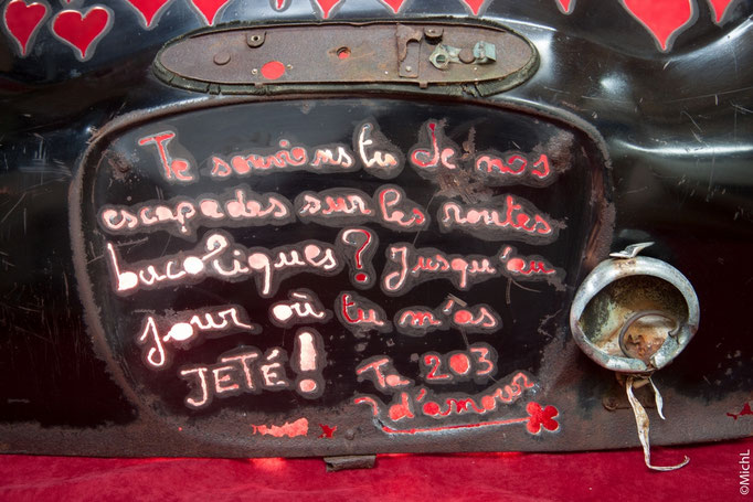sculpture en acier réalisée avec un coffre de Peugeot 203