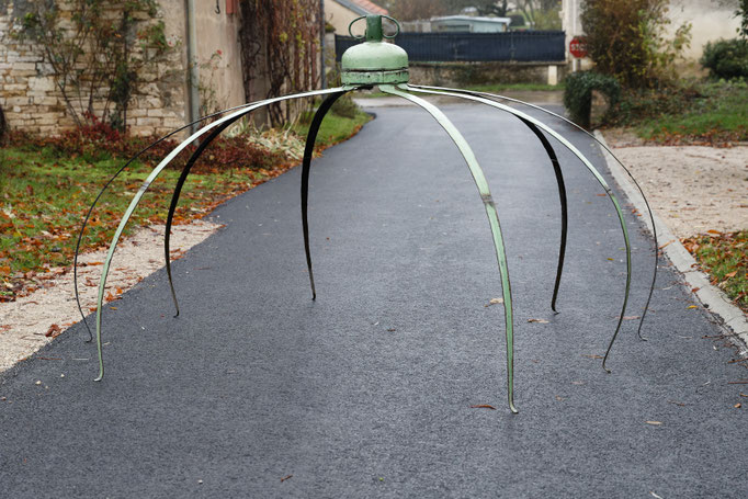 Sculpture en acier en forme d'araignée géante