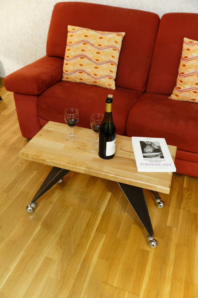 Table basse en acier et bois