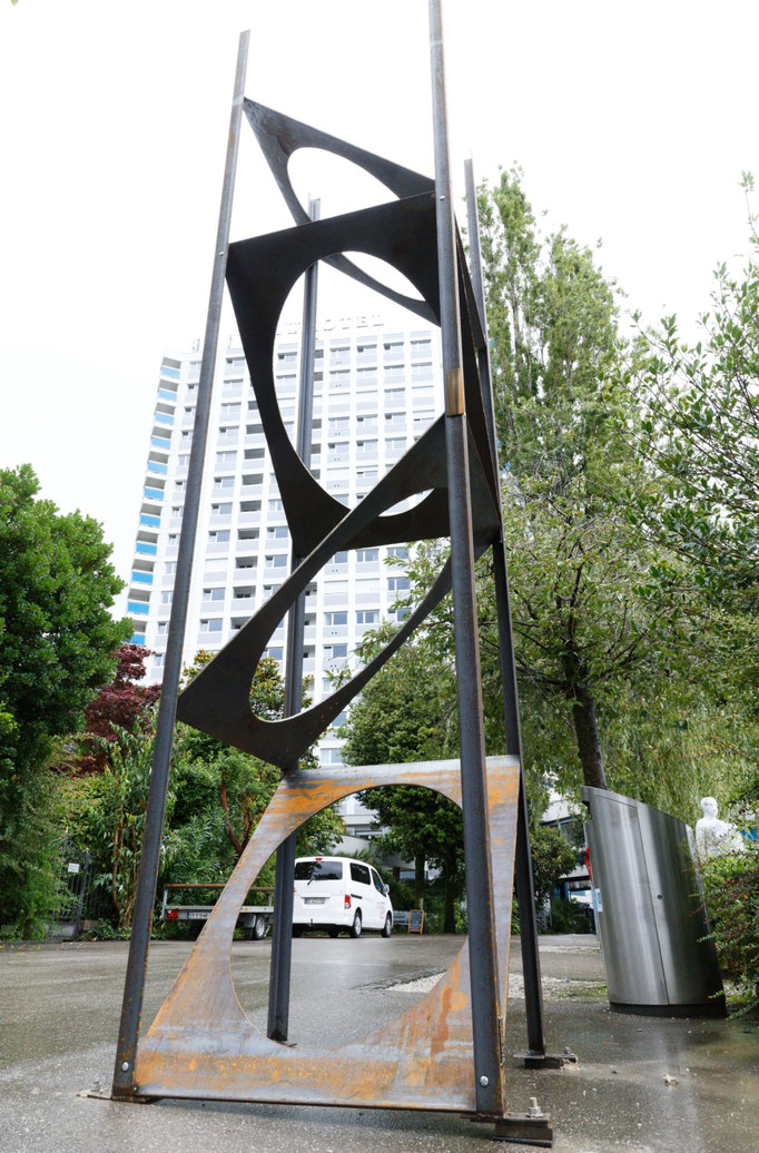 sculpture monumentale en acier utilisant la géométrie des cercles et des carrés