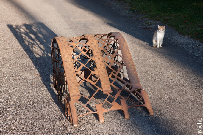 Sculpture en acier réalisée avec un godet de pelleteuse