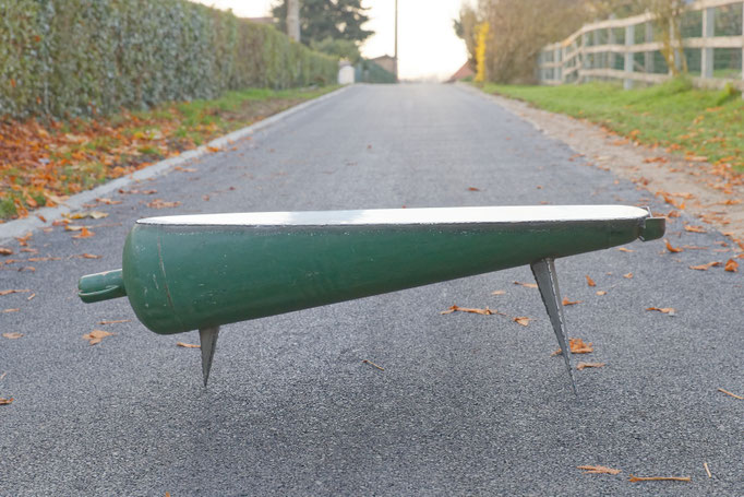 Table basse en acier réalisée à partir d'une bouteille de gaz