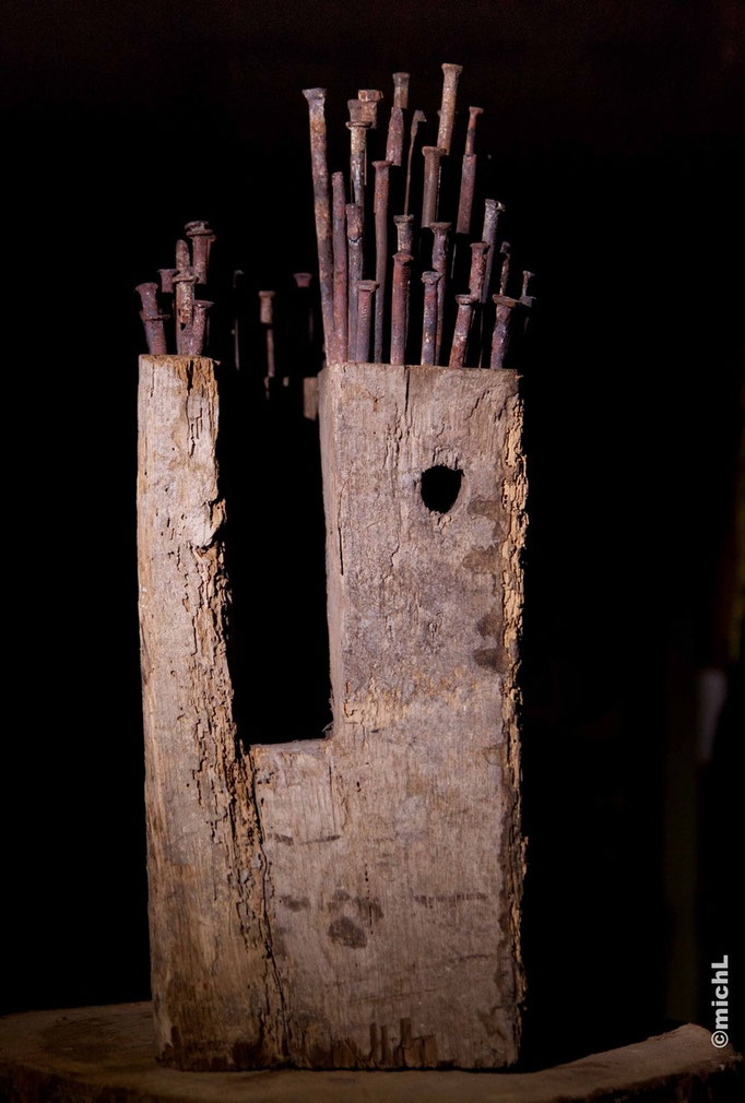 sculpture en acier et en bois