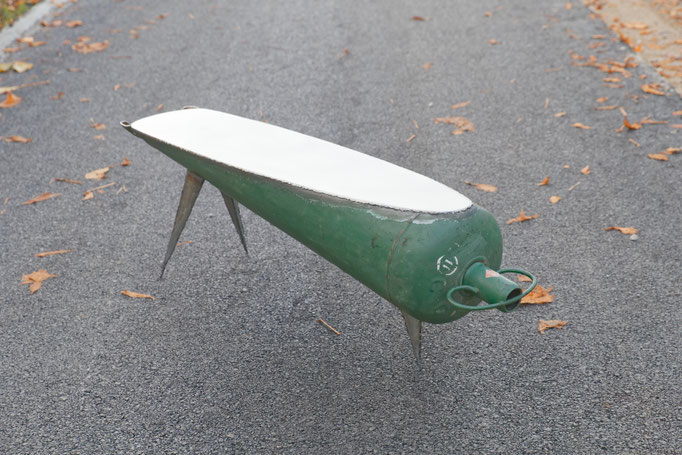 Table basse en acier réalisée à partir d'une bouteille de gaz