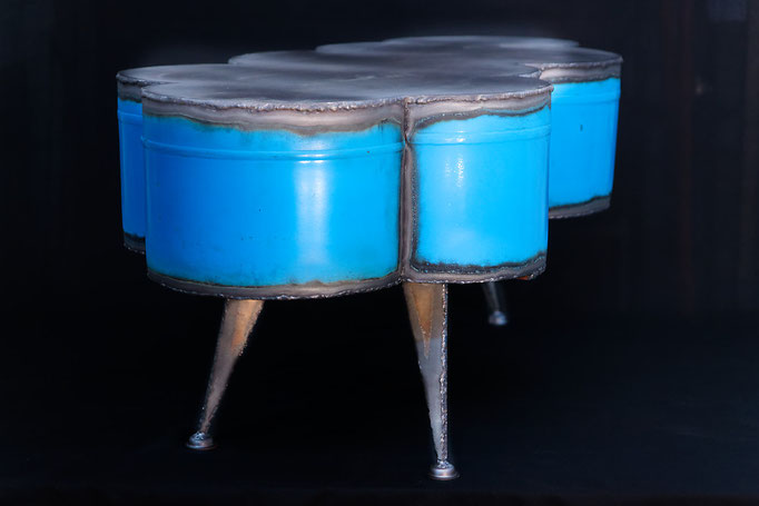 Table basse en acier réalisée à partir de bouteilles de gaz