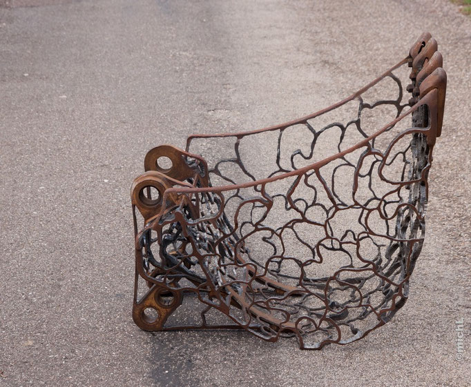 Sculpture en acier réalisée avec un godet de pelleteuse