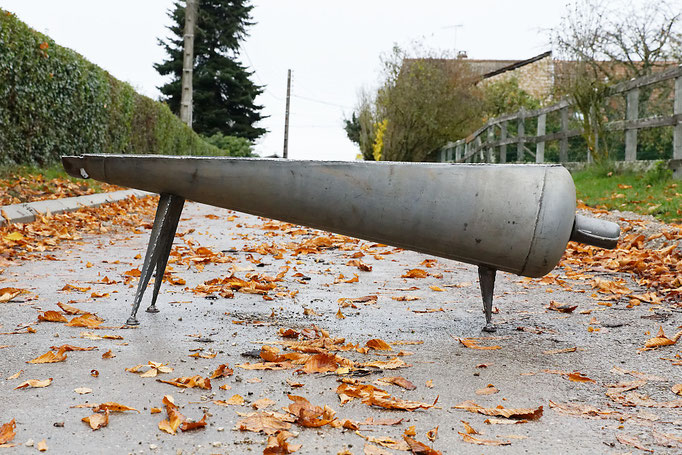 Table basse en acier réalisée à partir d'une bouteille de gaz
