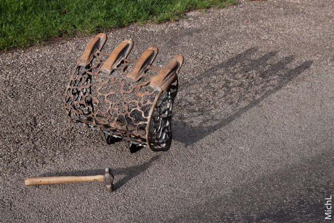 Sculpture en acier réalisée avec un godet de pelleteuse