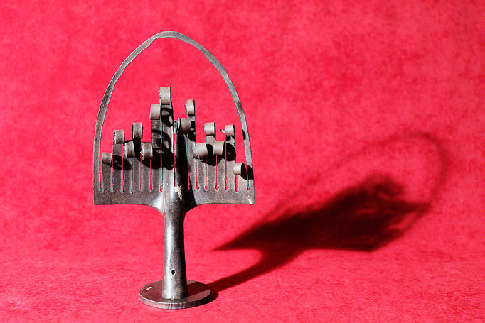 Sculpture en acier réalisée avec une pelle de maçon