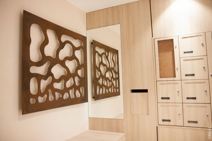 Sculpture en acier dans un hall d'immeuble