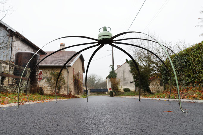 Sculpture en acier en forme d'araignée géante