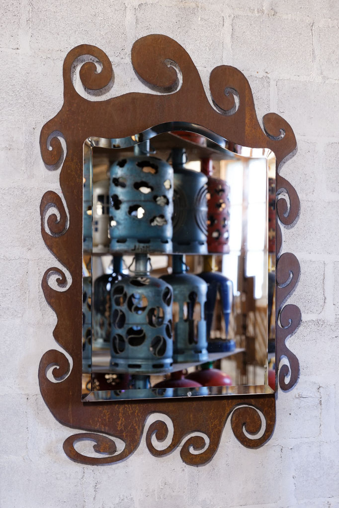 Miroir encadré d'un tour en acier