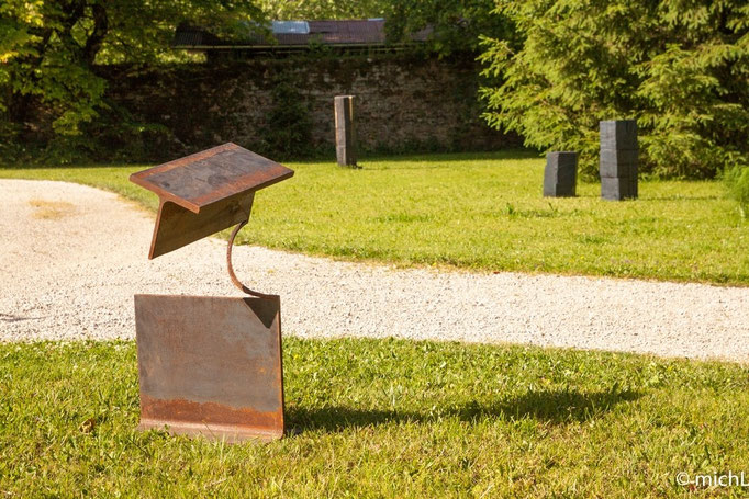 sculpture en acier dans un jardin