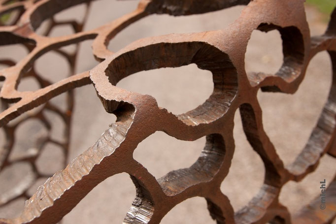 Sculpture en acier réalisée avec un godet de pelleteuse