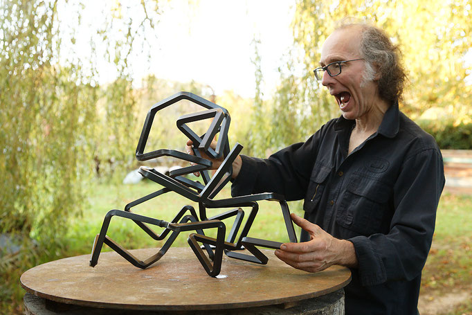 Sculpture en acier réalisée par cintrage