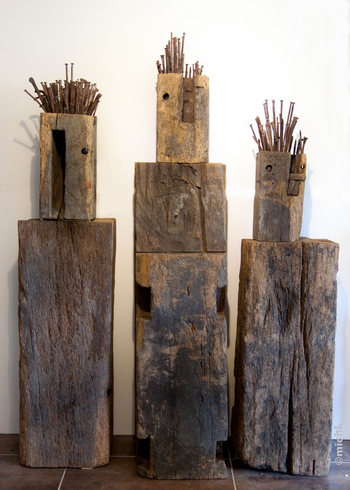 Trois sculptures en acier et en bois