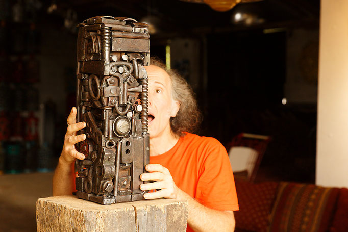 sculpture en acier réalisée avec des morceaux de charrue, en présence du sculpteur