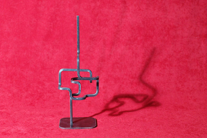 Sculpture en acier réalisée par cintrage