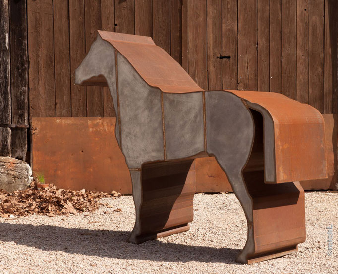 sculpture monumentale en acier représentant un cheval