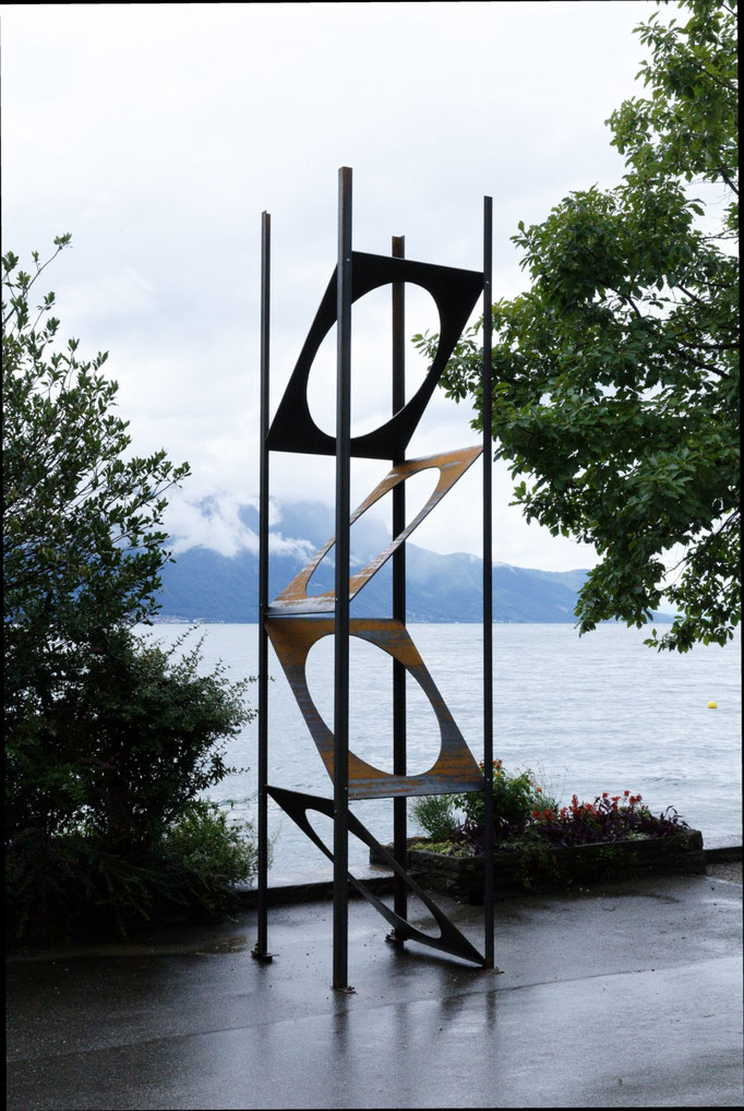 sculpture monumentale en acier utilisant la géométrie des cercles et des carrés