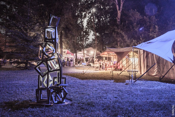 Sculpture monumentale en acier dans un parc