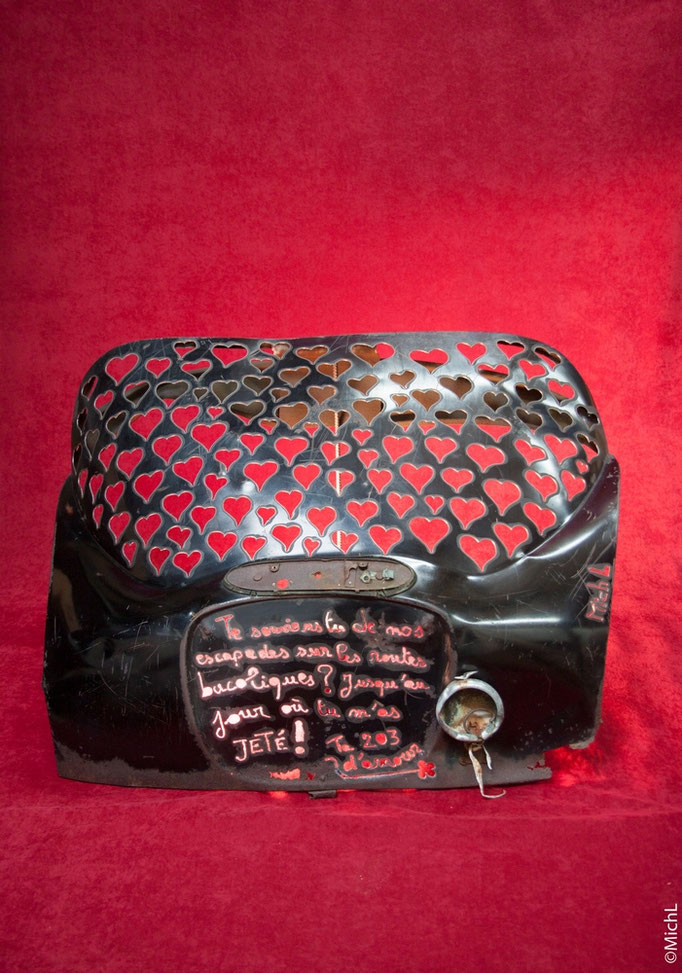   Sculpture réalisée pour l'association REVIS à partir d'un coffre de Peugeot 203 © Michel LAURENT (MichL)