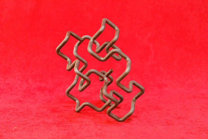 Sculpture en acier réalisée par cintrage