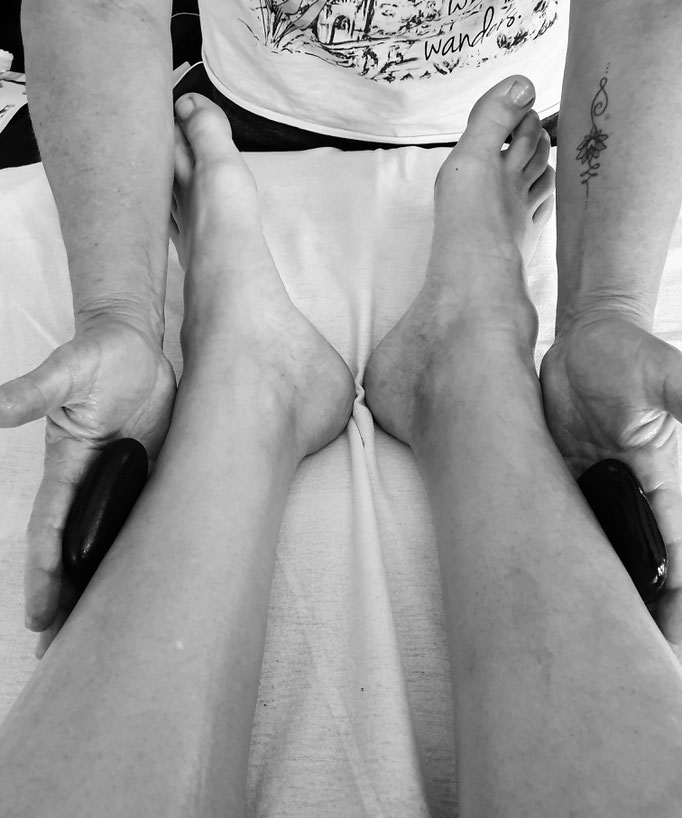 Hot Stone Massage mit heißen Steinen und Öl, ProMentalis Alt Duvenstedt bei Rendsburg