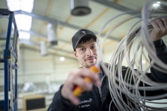 Stall-Elektrik - Verlegung von Kabeln durch einen MENKEN | DREES-Mitarbeiter