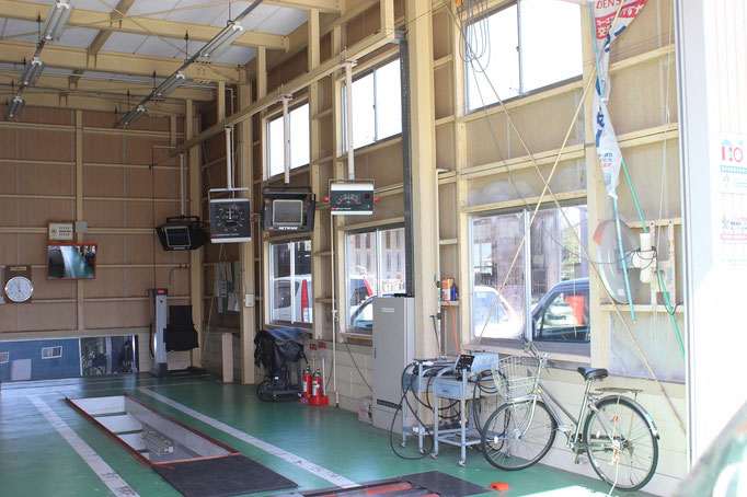 車検所の外観。車検に必要な機材が並んでます。