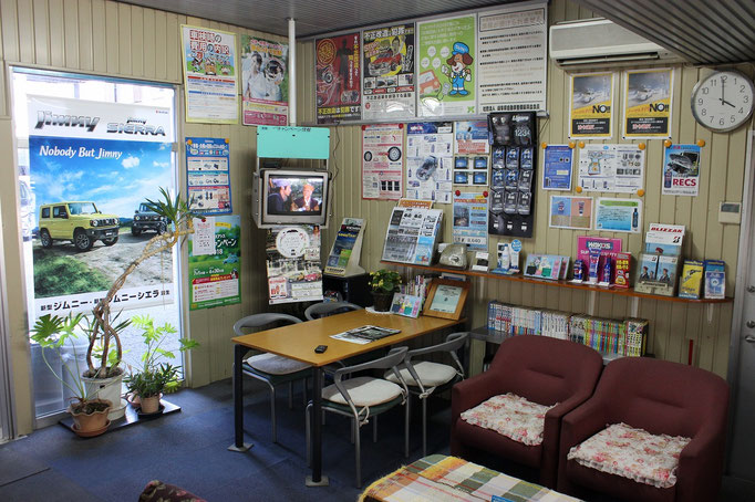 漫画や雑誌を多数用意。タイヤ交換等の待ち時間にご覧ください！
