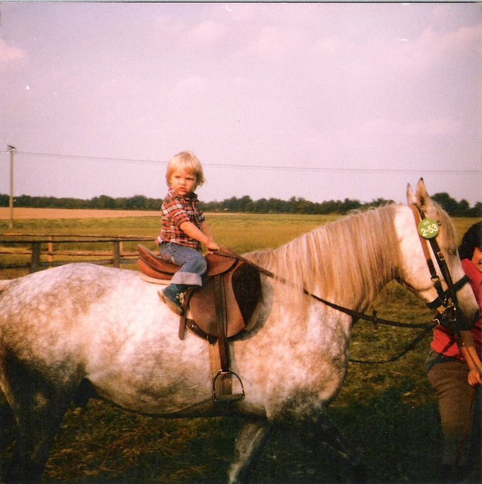 Ich 1980 auf dem Pferd eines Stallkollegen meiner Eltern
