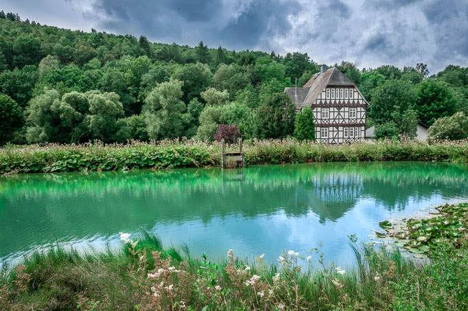 Landhaus am Waldrand mit Teich lizenzfrei, kostenlos und unverbindlich herunterladen