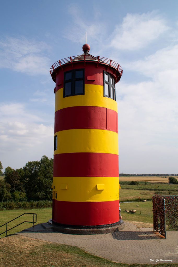 Der bekannte Leuchtturm aus den Otto-Filmen in Pilsum
