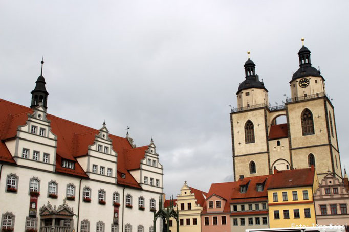Der Rathausplatz in Wittenberg mit der Stadtkirche