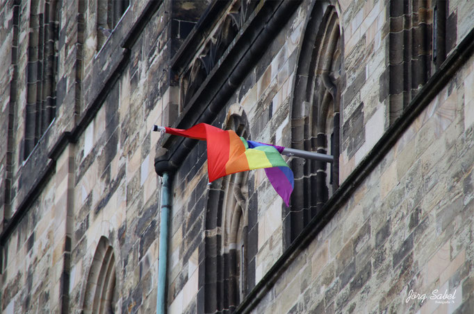 Die Regenbogenfahne an der Johanniskirche in Osnabrück