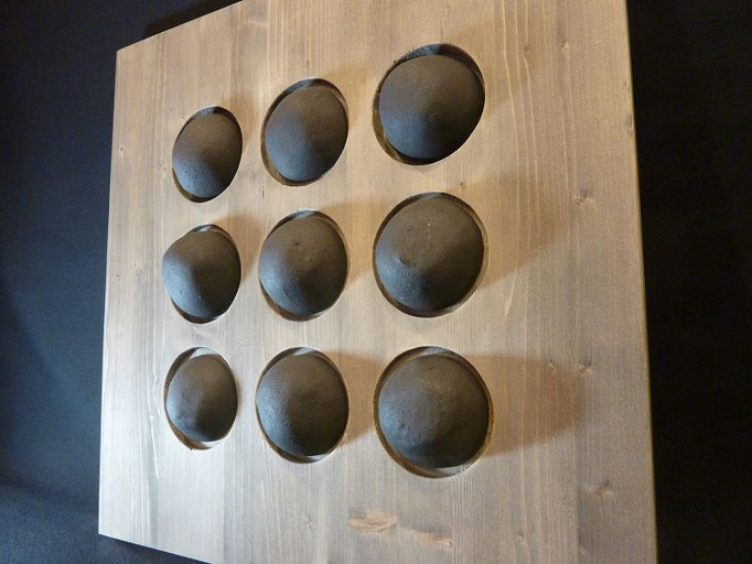 9 boules grès noir sur bois teinté - 50cm x 50cm