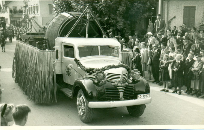 Weintransport mit Lastwagen. Winzerfest in Balgach1953