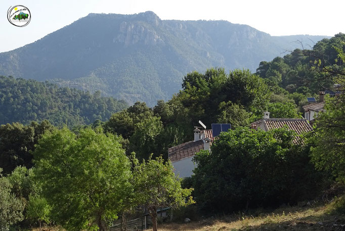 La Fresnedilla de Arriba y de fondo el Cerro Pedregoso